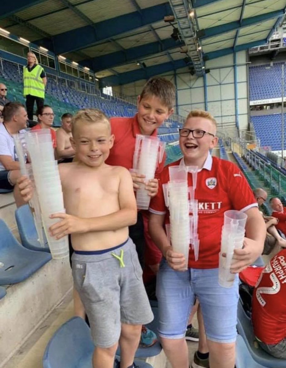 These young Barnsley fans at Armina Bielefeld, Germany had the right idea. When you buy a beer, you pay €1 deposit for the cup & you get your €1 back when you hand it in.
€260 cups collected & split between 3! Good work, lads! 🍻👏