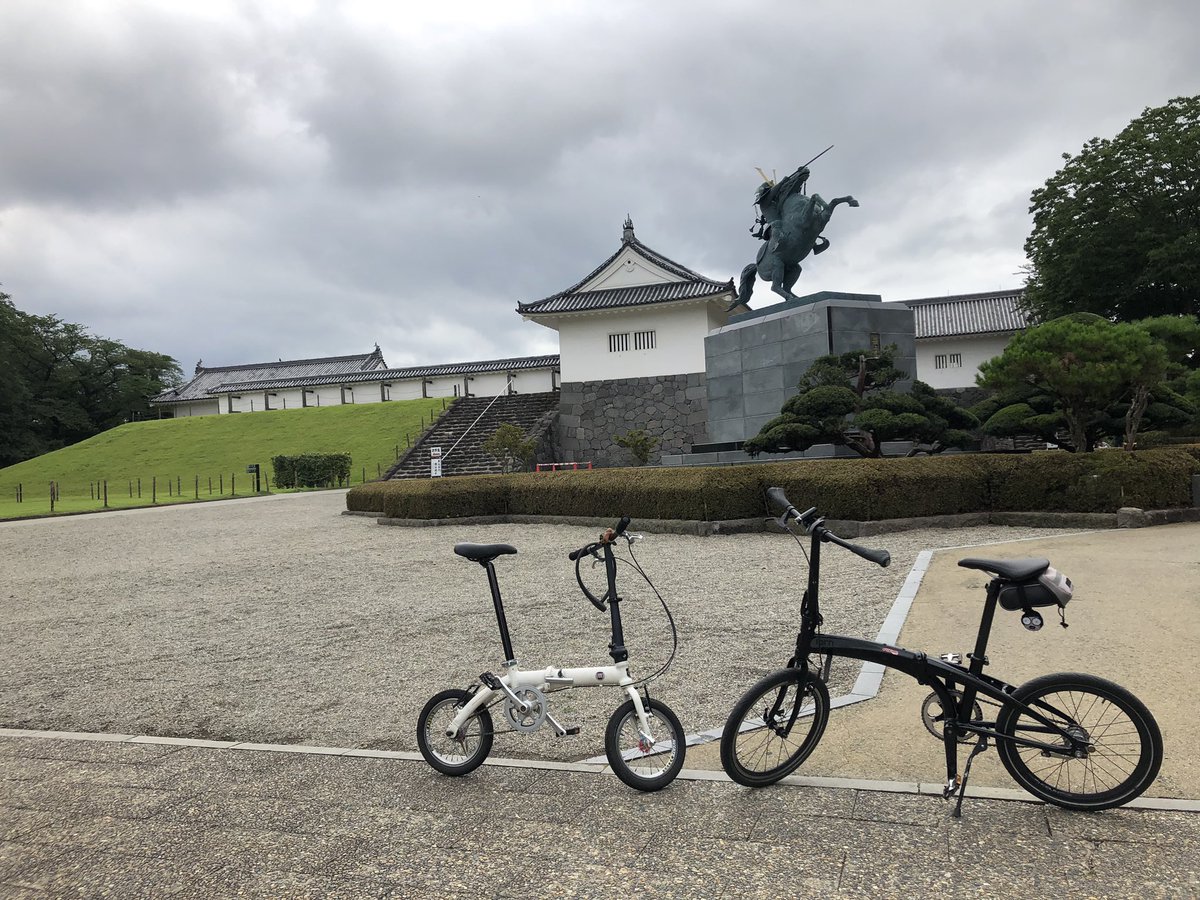 ITAMIKANZAKI's tweet photo. どうも〜フレディです!
スイカが欲しかったんですが〜尾花沢スイカはまだシーズンイン前らしく〜スイカサイダーで我慢!
でも〜冷やしラーメン、芋煮、玉コン、つや姫おにぎり 全部美味しかったです〜!
山形最高〜です!
#イタカン
#TERN
#FDB140
#DAHON https://t.co/nfv5tz7bfE
