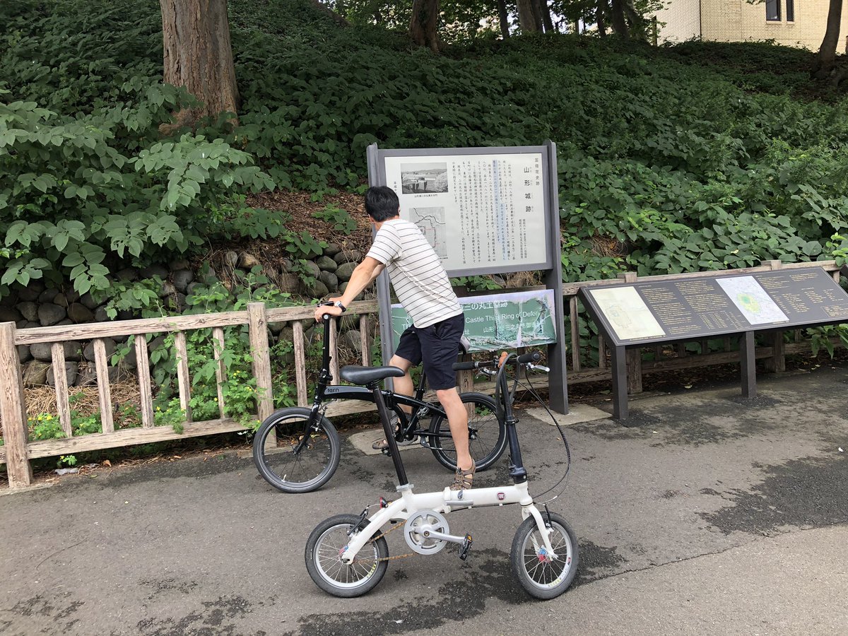 ITAMIKANZAKI's tweet photo. どうも〜フレディです!
スイカが欲しかったんですが〜尾花沢スイカはまだシーズンイン前らしく〜スイカサイダーで我慢!
でも〜冷やしラーメン、芋煮、玉コン、つや姫おにぎり 全部美味しかったです〜!
山形最高〜です!
#イタカン
#TERN
#FDB140
#DAHON https://t.co/nfv5tz7bfE