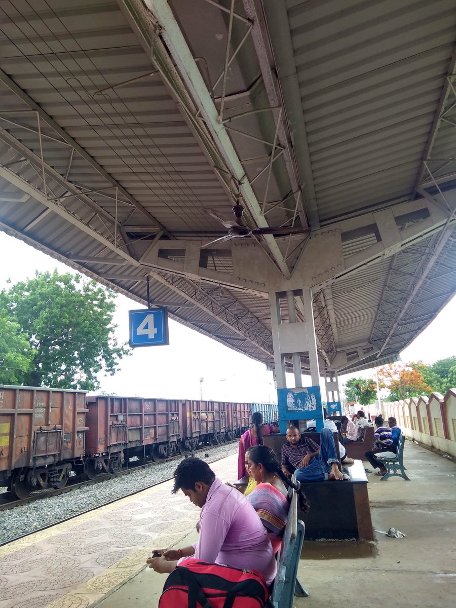 mpavanteja91's tweet photo. @SCRailwayIndia @drmvijayawada @drmgnt Mangalagiri platform fans not working. causing inconvenience to passengers due to humid climate https://t.co/WN2NPE818c
