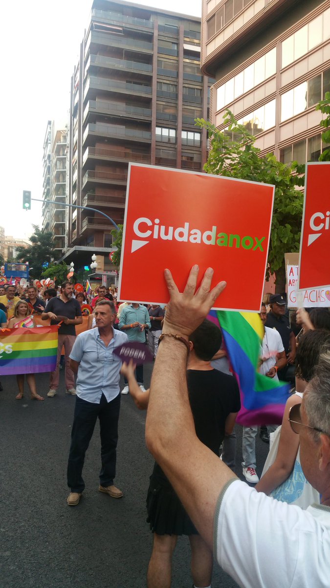 carolruizwhite's tweet image. #OrgullAlacant es resistencia y ayer quedó claro. 
#NiUnPasoAtras