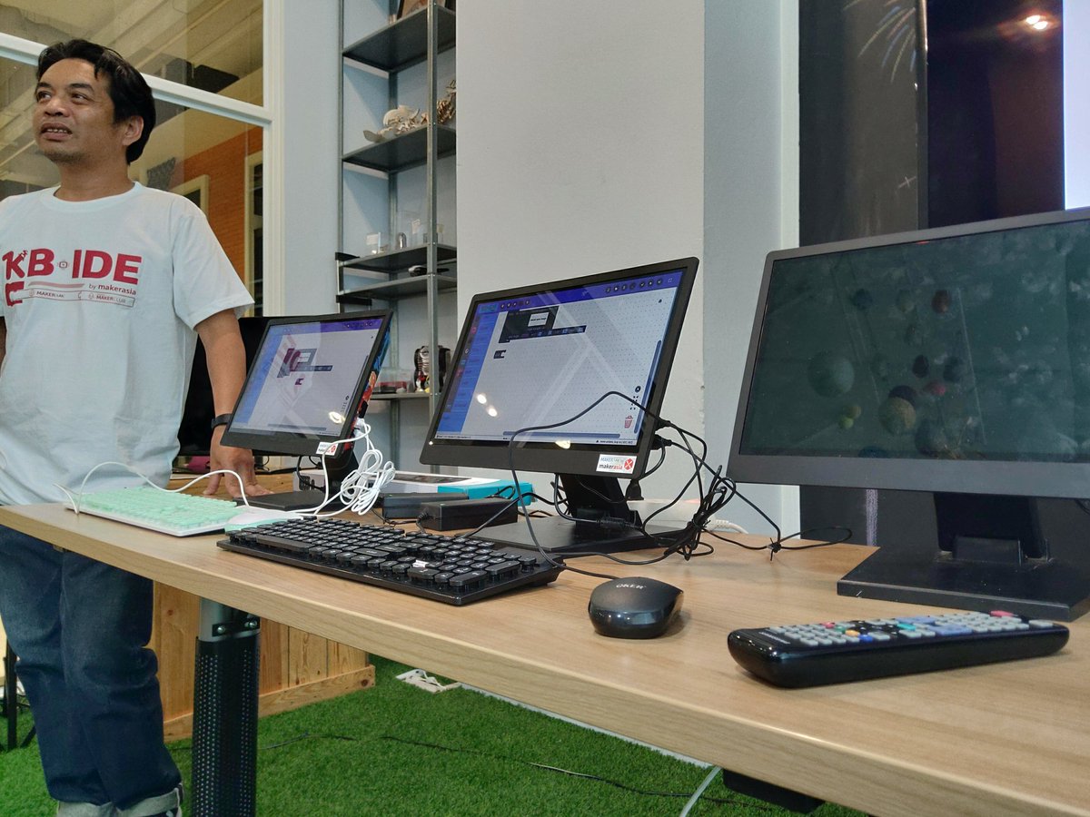 GearWalker's tweet photo. New #raspberrypi4 desktop here in Thailand, #kbide launch event. https://t.co/LSlzW9ql94