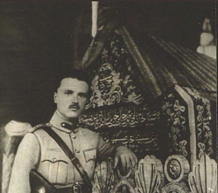 "30 Ağustos milletin bayramı değil" diyen Bursa Belediye Başkanı Alinur Aktaş bu fotoğrafa iyi baksın.

Bu adam 1920'de Bursa'yi işgal eden Yunan Komutan Sofokles. Kolunu dayadığı yerde Osmangazi türbesindeki sanduka

30 Ağustos zaferi seni neden rahatsız etti, geçmişinde ne var?