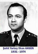 Kimse bilmez SİLİFKELİM seni

#KıbrısBarışHarekatı 
Şehit Hava Yarbay İLHAN AKGÜN

Telsizden pilot arkadaşı seslenir
-İlhan fazla alçalıyorsun yapma

-Hepsini tek tek temizliycem der İlhan Akgün

Son sortisinden önce Silifke üzerine gelir kenkin bi pike ve birkac burgu yapar