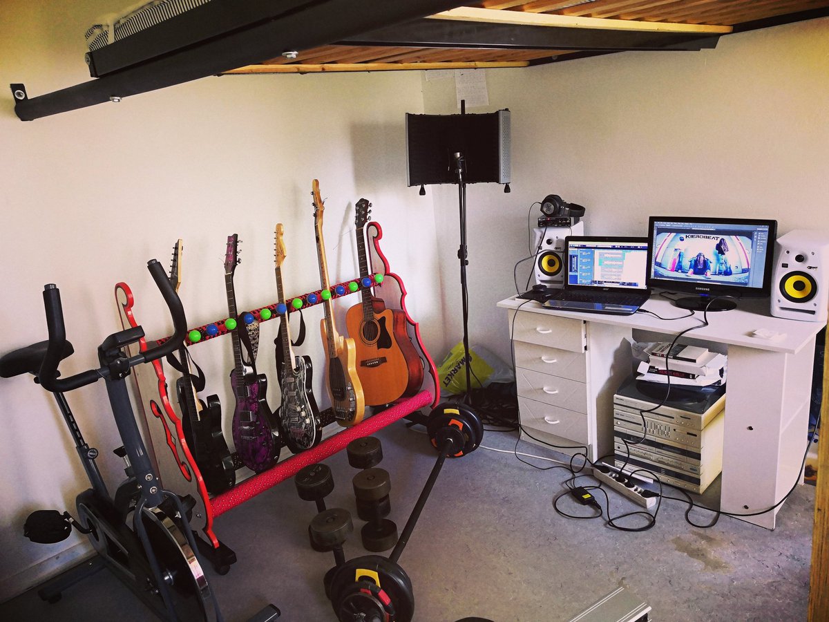 Jopo_Rantanen's tweet photo. How to make use of space. My bedroom, my home studio and my workout space all in one place!
@Kierobeat #kierobeat #homestudio #fitness #music #guitars #workout #bedroom #workoutspace #customhome #fender #custombedroom #Ibanez #CustomGuitar https://t.co/Nbfhu0WDxB