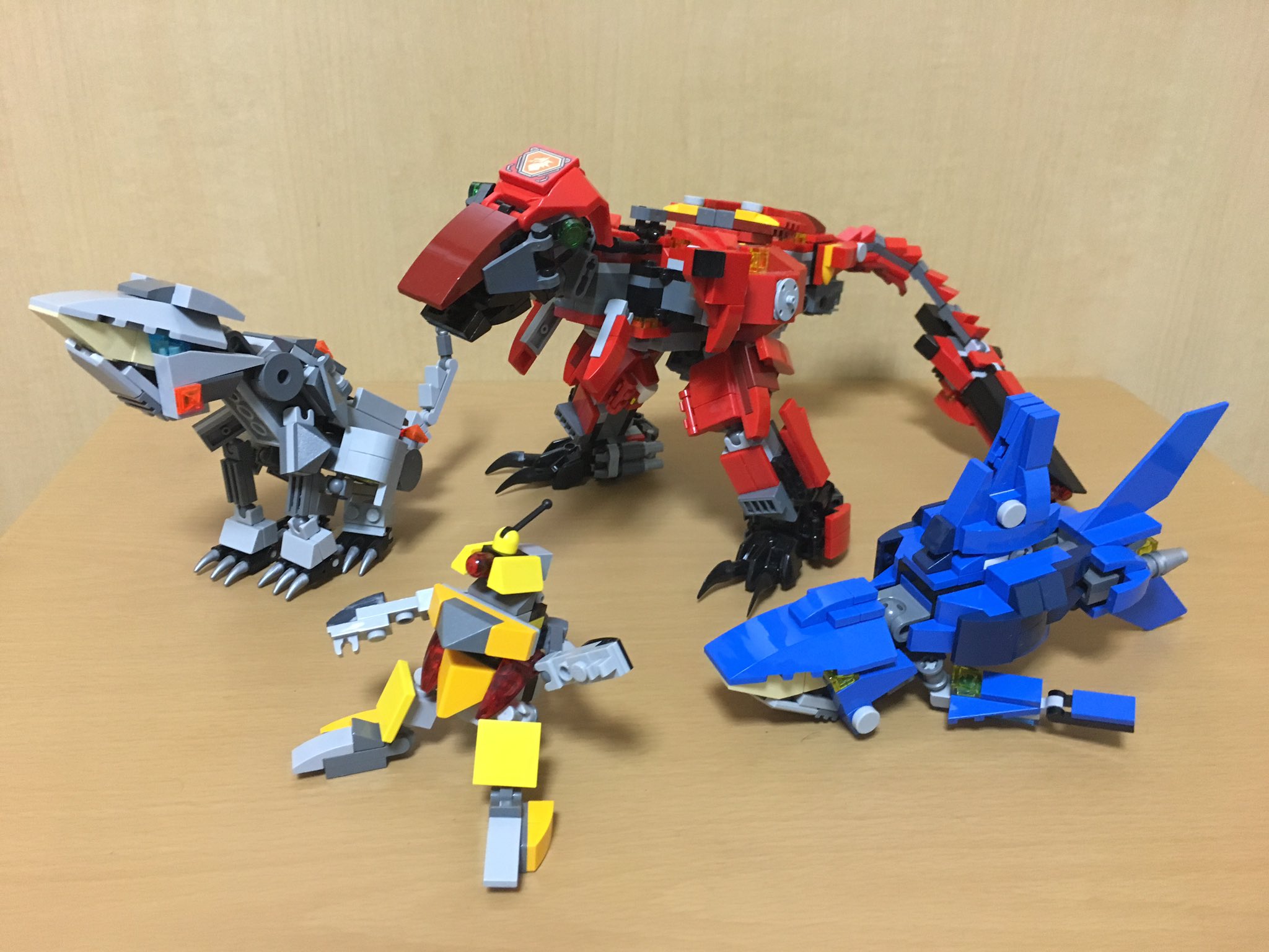 ヤッピ レゴで合体ロボ作りました 差し替え無しの完全変形 自立できるギリギリのサイズになりました 赤い子は面白い変形をします 本当に久しぶりの新作 笑 Lego レゴ レゴロボ T Co Mlwjuhqa3k Twitter