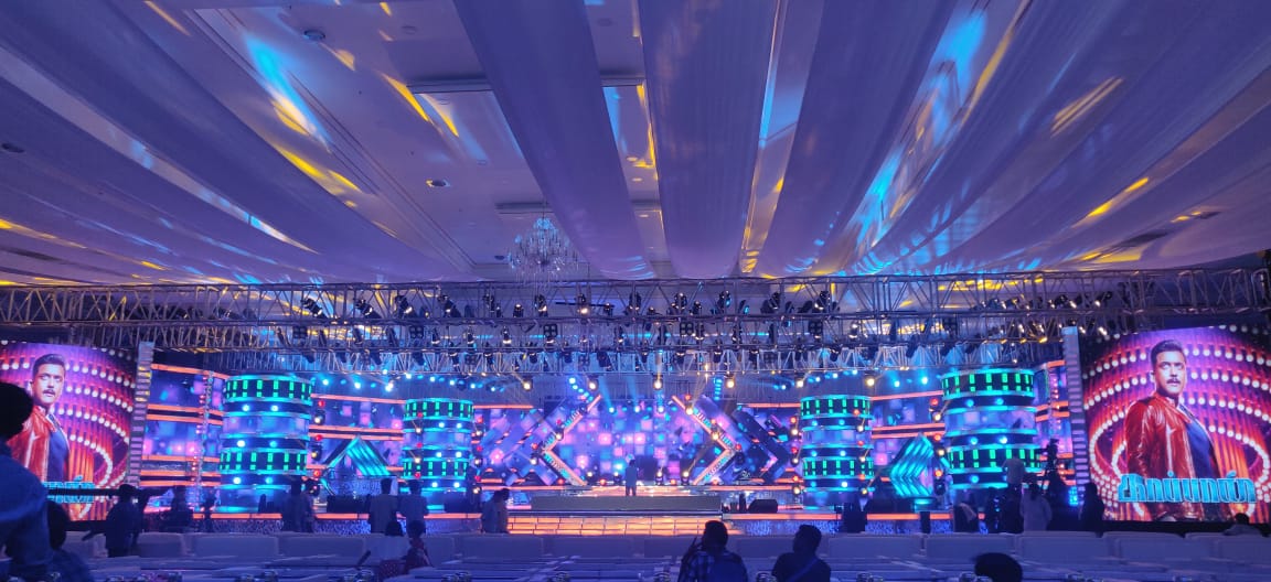 Stage ready. Ледовый дворец Кузбасс в Кемерово. Ледовый дворец Кемерово концерт. Ледовый дворец Кузбасс концерты. Ледовая Арена Кузбасс Кемерово.