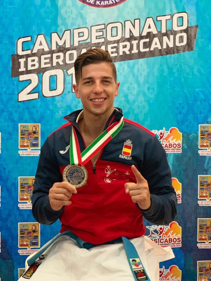 OndaCeroCoslada's tweet photo. Sergio Galán @SrgioGalanLopez sanfernandino
ORO en el Campeonato Iberiomaericano de Karate celebrado hace unas horas en Los Cabos, México
1as palabras en
https://t.co/bnhzQPIWUA
** En unos días en nuestros micrófonos
Onda Cero Coslada 102.0 FM https://t.co/LMQQH2kxzz