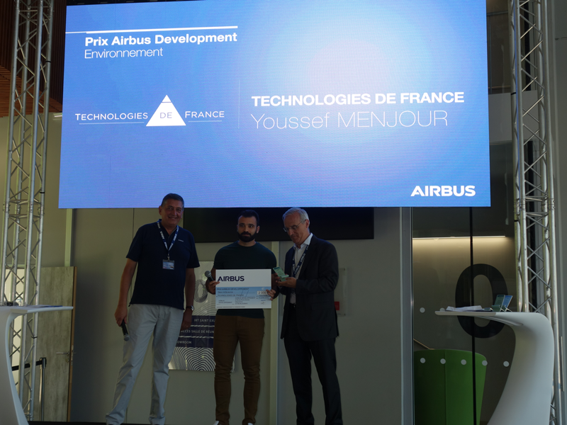 CompDeFrance's tweet photo. Lors du 1er Airbus Development Day, @CompDeFrance a reçu une nouvelle distinction pour son #ProjetOSIRX : le prix Airbus Développement - Environnement.

#ProjetOSIRX #DéveloppementDurable #Recyclage #NFI #ÉconomieCirculaire https://t.co/CcDWonadbk