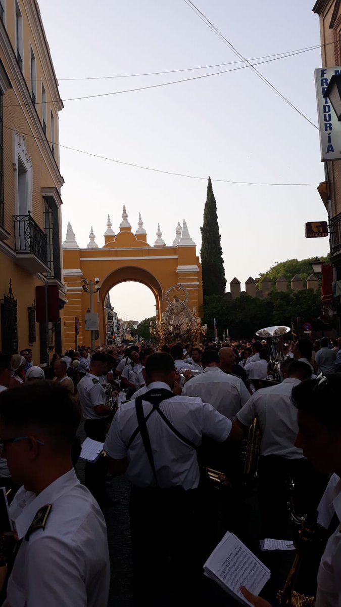 ✔ Desde estas líneas queremos mostrar nuestro agradecimiento a nuestra querida @Hdad_CarmenSGil por el regalo de acompañarlos durante los 10 últimos años con momentos como los vividos en la tarde-noche de ayer.
#Arahal #MunicipalArahal #SonesBMMA #BMMA19 #GloriasSevilla