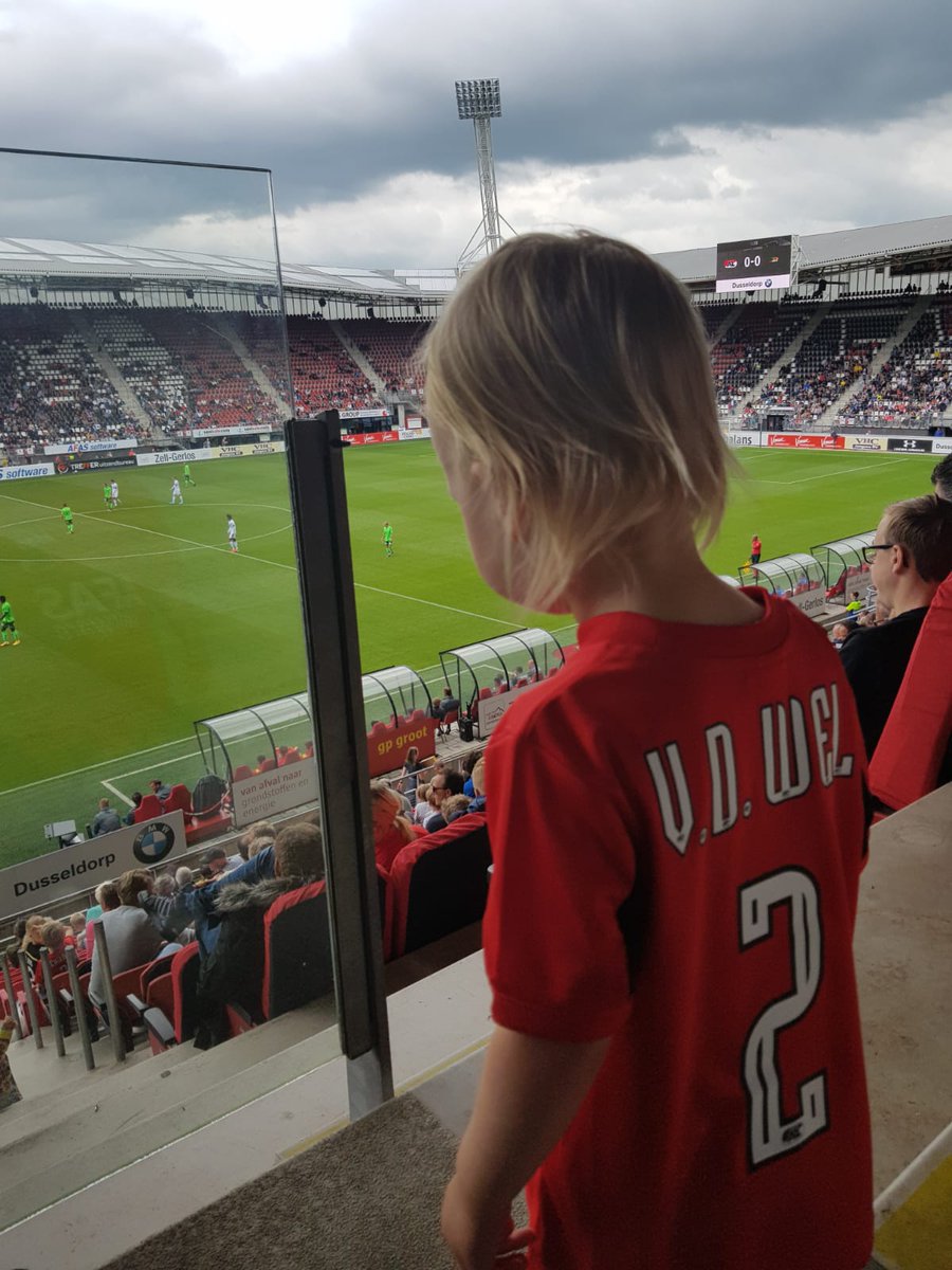 Hey <a href="/AZAlkmaar/">AZ</a> , over zestien jaar ook weer een eigen vrouwenelftal? (Vraag dit voor jullie kleinste fan)