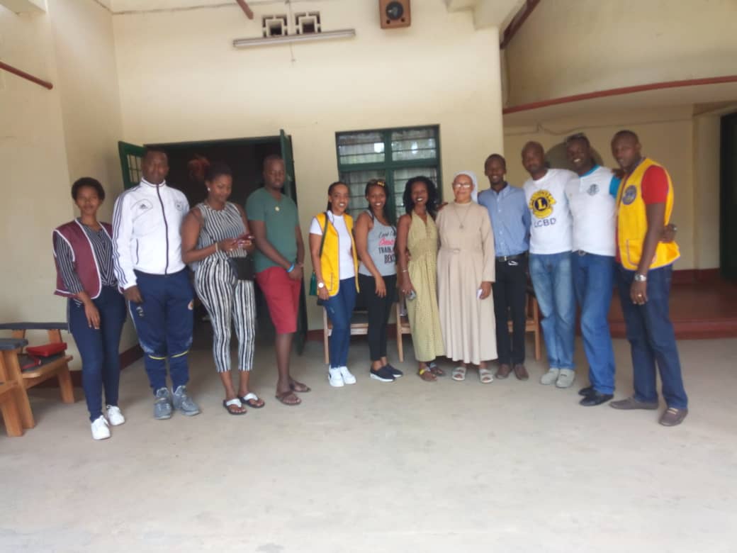 gahoza's tweet photo. Lions Club & Itange Leo Club rendent visite ce samedi 20/07/2019 à l'hospice sainte Elizabeth. Ce fut des moments de joie et de bonheur avec nos vieux grands parents👌👌
#ItangeLeoCLub
#LCBD
#WESERVE🙏🙏 https://t.co/T5Asa8LEZI