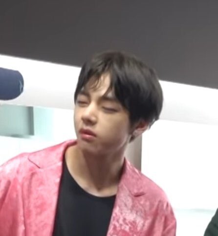 _daegu1995_'s tweet photo. Cái điều thích thú nhất là khi nhìn bảo bối ngái ngủ thế này này , cái gương mặt này chỉ muốn xoa nhẹ vỗ về rồi ôm trọn bảo bối ngủ tiếp thôi ý .🐯
#MGMAVOTE #BTS @BTS_twt #V #Taehyung https://t.co/ZBC37ckXMH