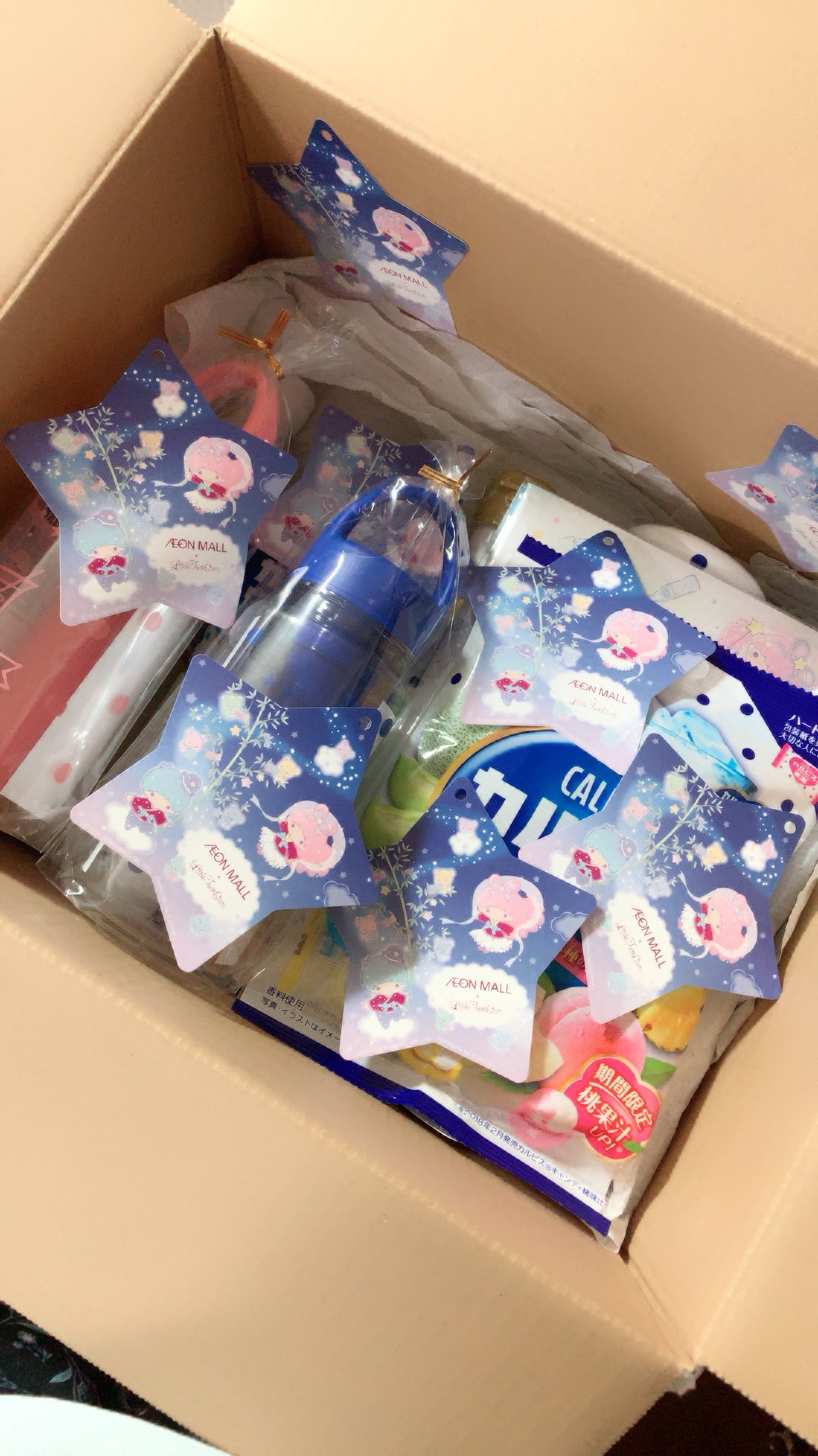 ユキ 友達から誕生日プレゼントが送られてきて ダンボール開けたらカルピスだったー とっても嬉しい アリガト カルピス キキララのコラボ 最強やろ T Co Oqjle0r68m Twitter