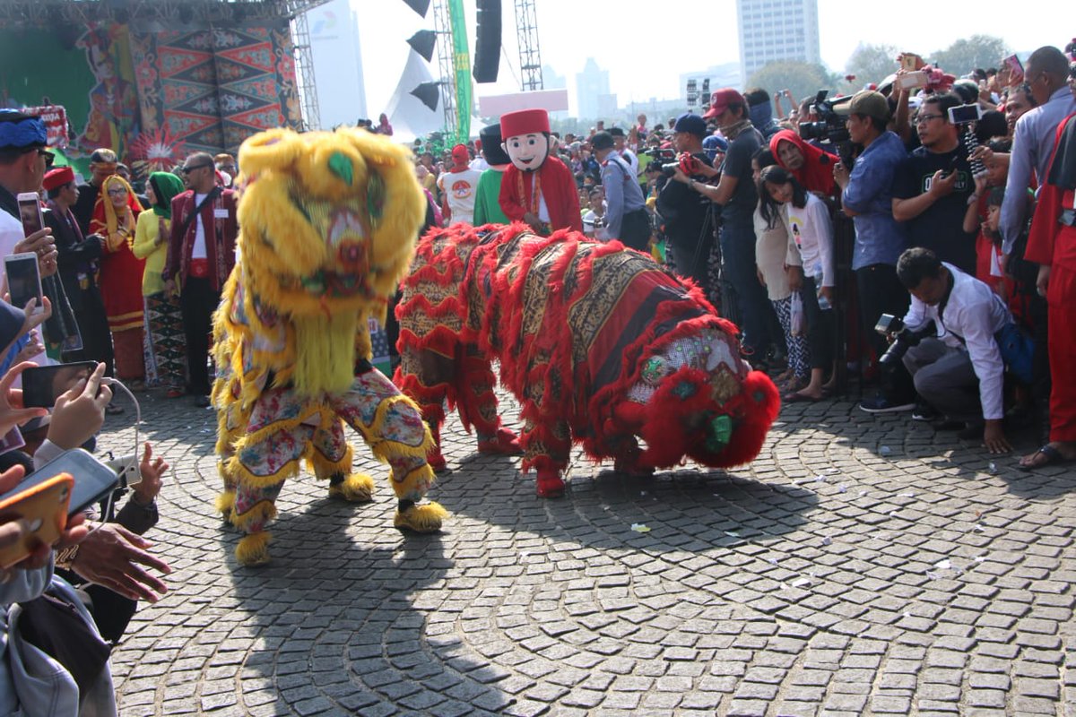 DKIJakarta's tweet photo. Ribuan warga Jakarta ikut larut dalam kemeriahan #LebaranBetawi2019. Acara yang diinisiasi oleh Pemprov DKI Jakarta kolaborasi dengan Bamus Betawi menampilkan ragam hiburan kesenian khas Betawi,....

https://t.co/ZAKxms89HN
#DKIJakarta
#AniesBaswedan
#BamusBetawi
#LebaranBetawi https://t.co/LiqWGKag9M