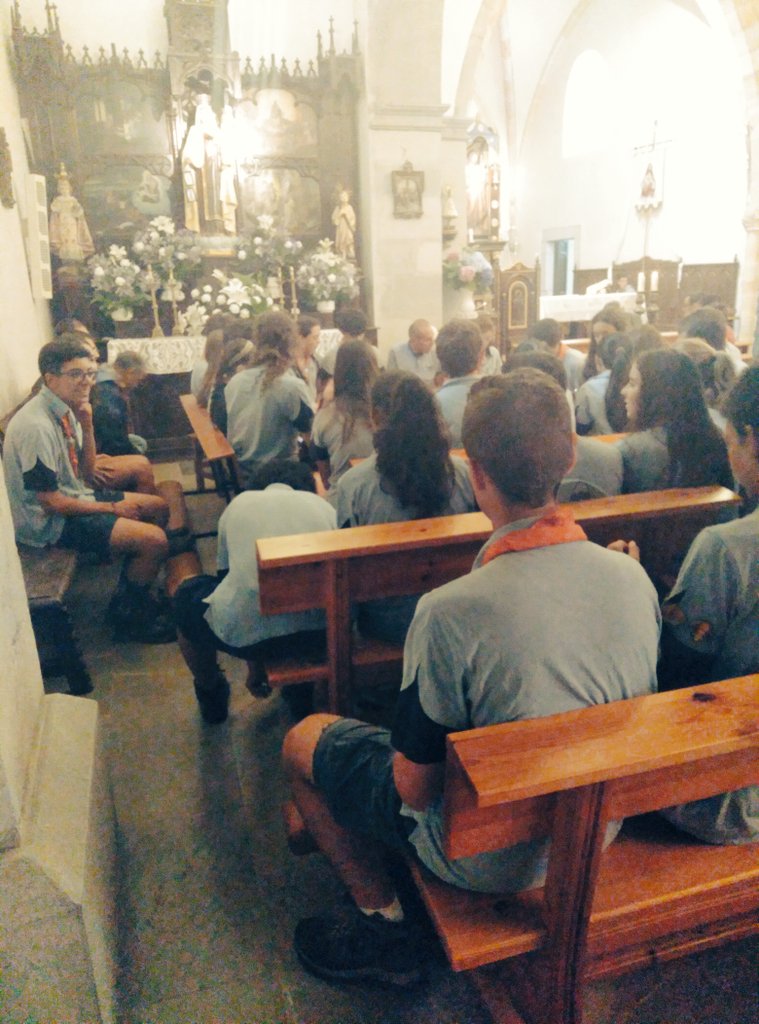 El pueblo de Posada de Llanes nos hace partícipes de su Eucaristía del domingo y nosotros nos ofrecemos a animarla con nuestras canciones scout!
