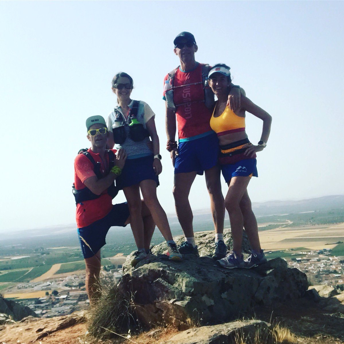 PabloCastilloGr's tweet photo. Tras una noche de teatro...toca una mañana de trail manchego con @iré ne_raikkonen  nuestros amigos Andrés y María José. Gracias por enseñarnos vuestra sierra manchega.
#trailrunner #trailrunning #trailandfriends #youtubertrailrunner #neoriderEntrenador https://t.co/1eV4eq1lnA