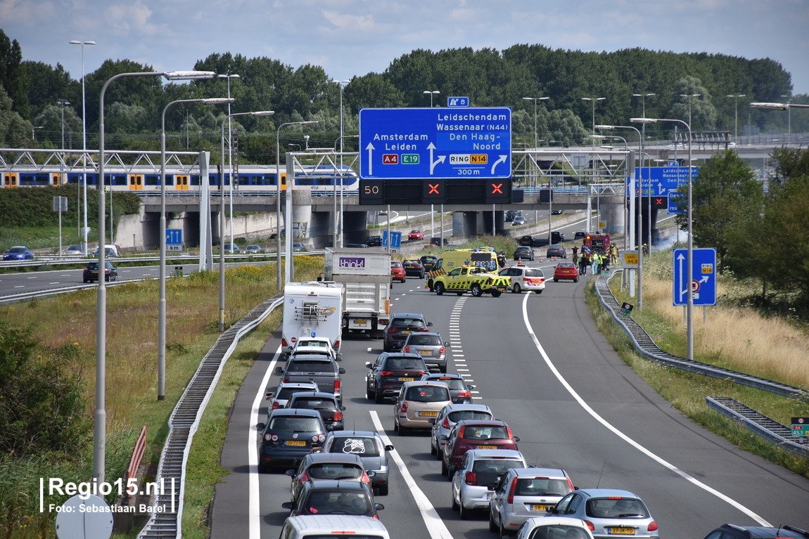regio15's tweet photo. Op de parallelrijbaan van de #A4 richting #Amsterdam, ter hoogte van het #Forepark #DenHaag, heeft een auto in brand gestaan. Dat ging in de beginfase gepaard met dikke zwarte rook. De brandweer heeft de brand inmiddels geblust. https://t.co/ODZluAXY3w