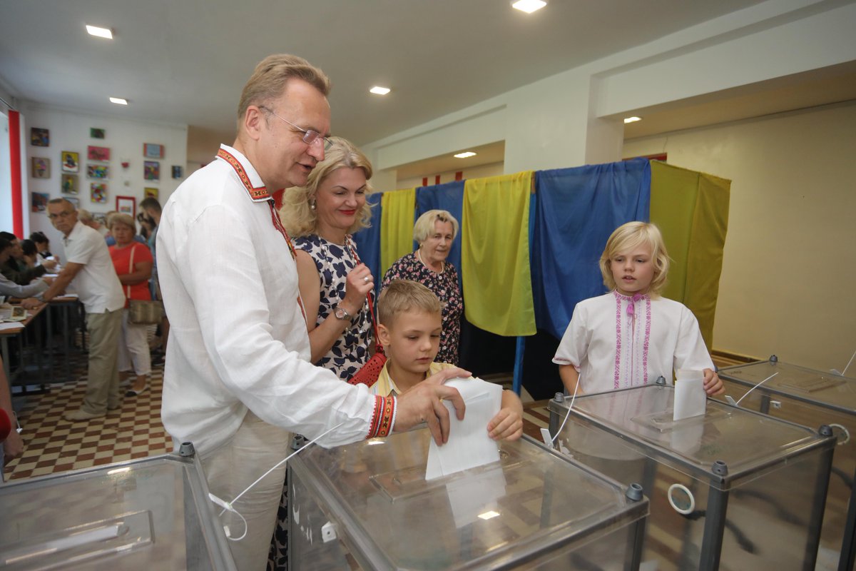 Ми у занадто складній ситуації. Тому наступний парламент має два шляхи – або робити те, що корисно для країни і не мати великої підтримки, або імітувати реформи, і люди також будуть мати жаль. Тому я переконаний, якщо робити реформи і робити їх швидко, то потім люди скажуть дякую