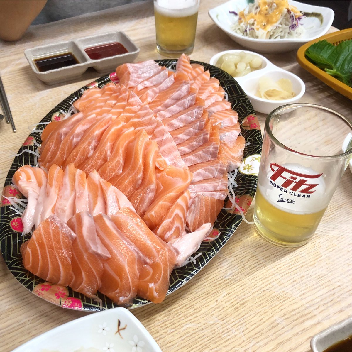 ekiria's tweet photo. 가락시장 으악새수산 2만원 연어 퀄리티... 추천인은 ‘가끔 들러서 술을 궤짝으로 먹고가는 2인 여성’ https://t.co/cvrRDGkYAA
