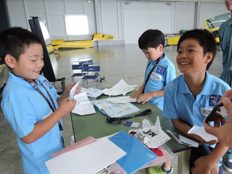 PATHFINDER__JP's tweet photo. 【小学3・4年コース】
どうすれば紙飛行機が真っ直ぐ飛ぶか、前回研究を重ねた空ラボ生のみんな。今回は長く飛ばす方法を研究しました。
また、曲技飛行専用機の組立も目標であることから、午後は組立体験もおこないました。
#Soralab #PATHFINDER https://t.co/PAkrYSP0ky