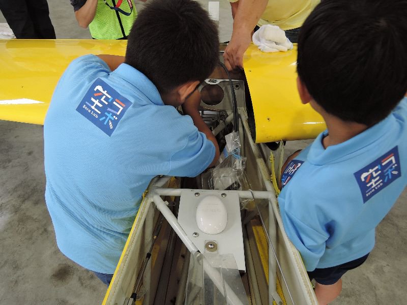 PATHFINDER__JP's tweet photo. 【小学3・4年コース】
どうすれば紙飛行機が真っ直ぐ飛ぶか、前回研究を重ねた空ラボ生のみんな。今回は長く飛ばす方法を研究しました。
また、曲技飛行専用機の組立も目標であることから、午後は組立体験もおこないました。
#Soralab #PATHFINDER https://t.co/PAkrYSP0ky