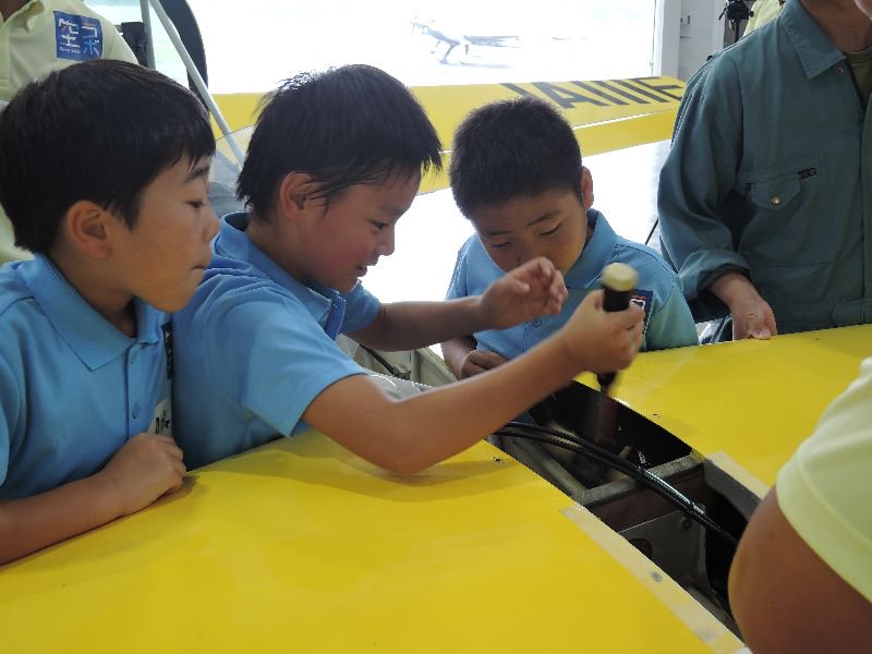 PATHFINDER__JP's tweet photo. 【小学3・4年コース】
どうすれば紙飛行機が真っ直ぐ飛ぶか、前回研究を重ねた空ラボ生のみんな。今回は長く飛ばす方法を研究しました。
また、曲技飛行専用機の組立も目標であることから、午後は組立体験もおこないました。
#Soralab #PATHFINDER https://t.co/PAkrYSP0ky