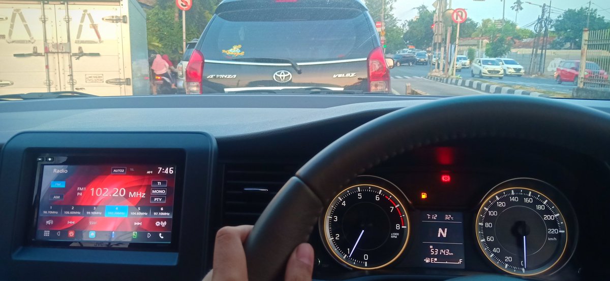 Tmn di mobil dikala sendiri <a href="/Prambors/">prambors</a> 😌😌