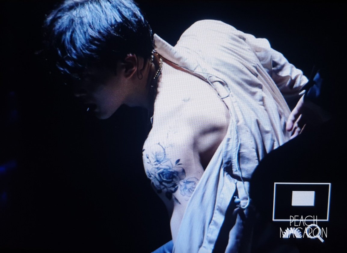 peachmacaron522's tweet photo. 190721 #EXplOrationinSeoulDay3 #수호 #준면
워메ㅠㅠㅠ 누나는 짐승이 되어브러따ㅠㅠㅠ 등짝쳐돌이 여기써요 https://t.co/vNYdzyaUvE