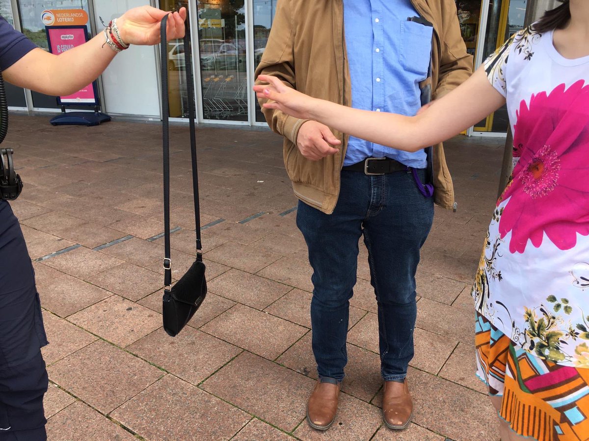 Handhaving_Dewi's tweet photo. Wij troffen vandaag een tasje aan op een bankje aan het #Nesselande strand. In het tasje zat o.a. geld en een #telefoon. Wij hebben de eigenaresse weten te achterhalen en haar weer kunnen herenigen met haar spullen. Zij was erg blij met onze inzet #gastheerschap #handhaving https://t.co/j3HIfkEZNM