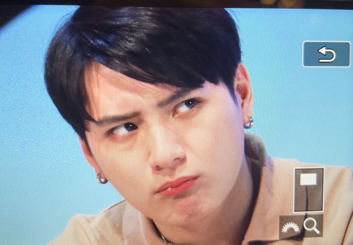 krist_est's tweet photo. พรีวิว ~ ถ่ายรูปกับผู้โชคดี #OurSkyyFanMeetinginTaipei #KristPerawat https://t.co/amyyioRI3I