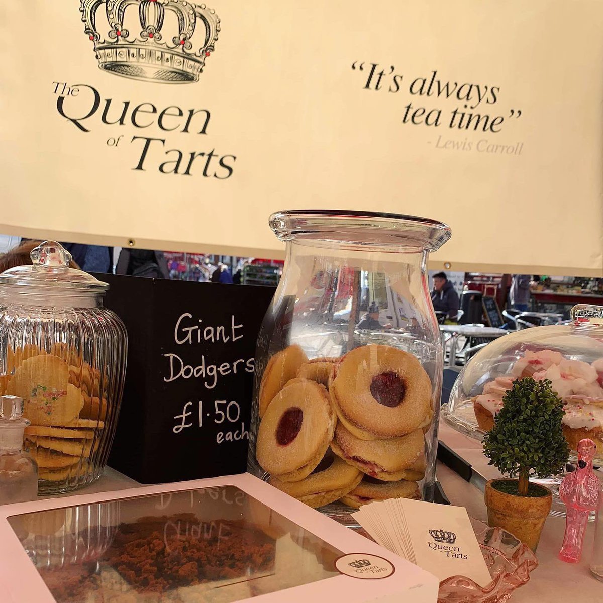 ZackGurdDesign's tweet photo. Brand design for @QueenofTarts_UK completed a while back 🙌🏼👨🏻‍💻

Logo, Business Card, Stickers &amp; a Banner all designed and printed by @zackgurddesign for the luxury food company 🤤

#graphicdesign #logo #branding #businesscards #stickers #banner #luxuryfood #thequeenoftartsuk https://t.co/xoxEDVoFYQ