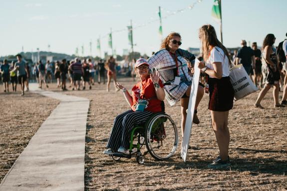 Toegankelykheid's tweet photo. Wat levert het #festivalorganisatoren op als zij aandacht hebben voor #toegankelijkheid voor mensen met een #beperking bij #festivals? 
Vanmorgen door @NPORadio1 geïnterviewd over n.a.v. Miva Las Vegas bij de @zwartecross.
Terugluisteren 05.29 t/m 05.36
https://t.co/B2A4H8rA6n https://t.co/SxnE6K98jh