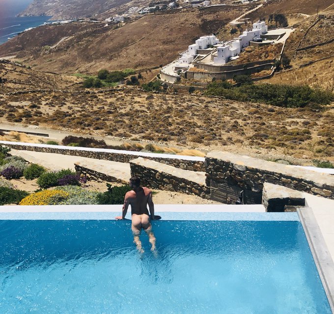 Morning swims https://t.co/38w2o8MzcU<a href="/tag/dragrace"class="tags"><span>#dragrace</span></a>