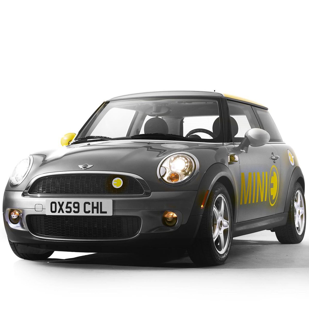 #Mini'den çok enerjik bir 60. yıl kutlaması🔌 %100 elektrikli Mini #CooperSE! İşte önemli teknik detaylar📌 Maksimum menzil 270 km. 184 hp (135 kW) ve 270 Nm'lik motorla 0-100 km hızlanması 7,3 saniye🚘 Şarj süresi: Evden uzatma kablosuyla 12 saat, hızlı şarj noktasında 35 dakika