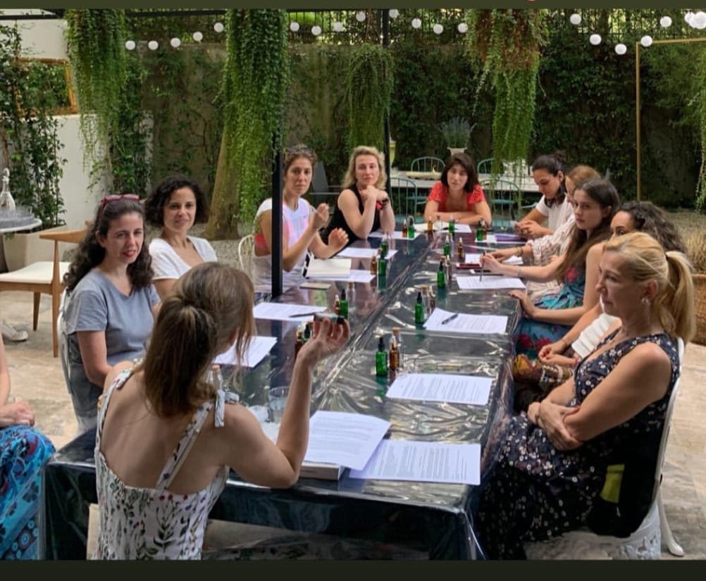 YogaSala's tweet photo. Ürün Kurtiç'in harika anlatımıyla Ayurvedik Aromaterapi at��lyemizi @VanillaRococo'da gerçekleştirdik. 🌼🌺Katılımcılarımıza teşekkür eder, gelecek atölyelerimize herkesi bekleriz.♥️ #yogasalaistanbul #ürünkurtiç #vanillarococo #ayurvedik #aromaterapi #workshop #ciltbakımı https://t.co/Roy5FL4KqX