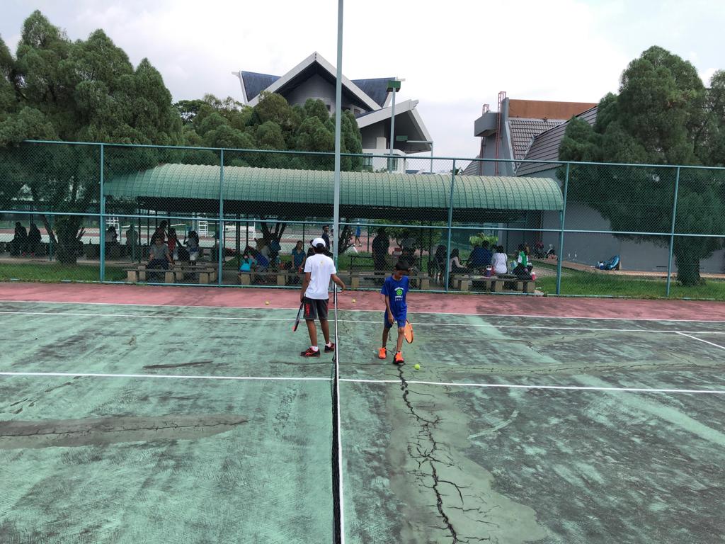 ami_moris's tweet photo. Applaud efforts of Kids, Parents and KL Tennis for hosting the KL Monthly Medals for Aspiring Juniors, but sad to see the state of the Titiwangsa Tennis Centre. Better facilities drive better performance ? @SyedSaddiq @KBSMalaysia https://t.co/yxlV7UjdWf