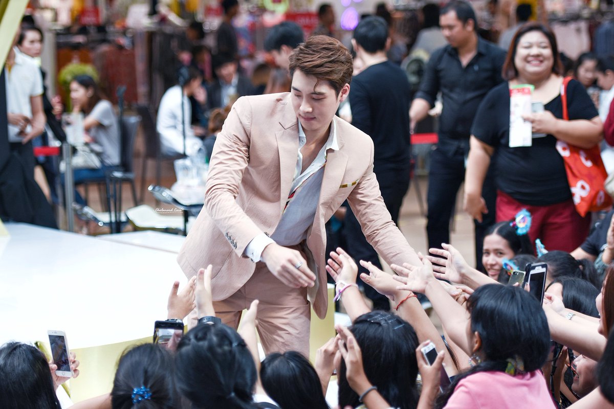 CholChun's tweet photo. ทุกครั้งเวลาเจอกัน น้องพยายามจะเช็คชื่อกับทุกคนตลอด ไกลแค่ไหนน้องก็พยามยามเอื้อมไปหา ได้จับบ้างไม่ได้จับบ้างก็ไม่ต้องน้อยใจกันหรอก อย่างเรานี่เฉลี่ยไปหา10ครั้งได้จับแค่ครั้งเดียว คิดซะว่าไปให้ กลจ น้อง ที่เหลือคือผลพลอยได้ 😁😁😁 #MeanPhiravich #ThekliniquexMean https://t.co/T4FcMLTIxx