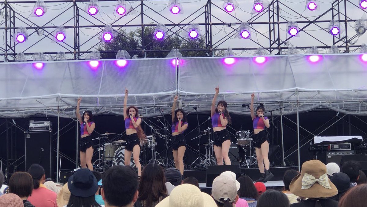 rina_sawayama's tweet photo. 久々前乗りでメンバーと同じ部屋にお泊りだから夜話しちゃってあんまり寝れず❤️
昨日フェスで朝から1日バタバタだったので気絶したように14時間も寝てました…😦💤笑笑
体は疲れるけどこの達成感がすごく気持ちよくてやっぱり好きなんだよねぇ😌✨
スポーツも芸能も何でも同じ❗️
全力で頑張る事🙏 https://t.co/Eg4qn4wNQb