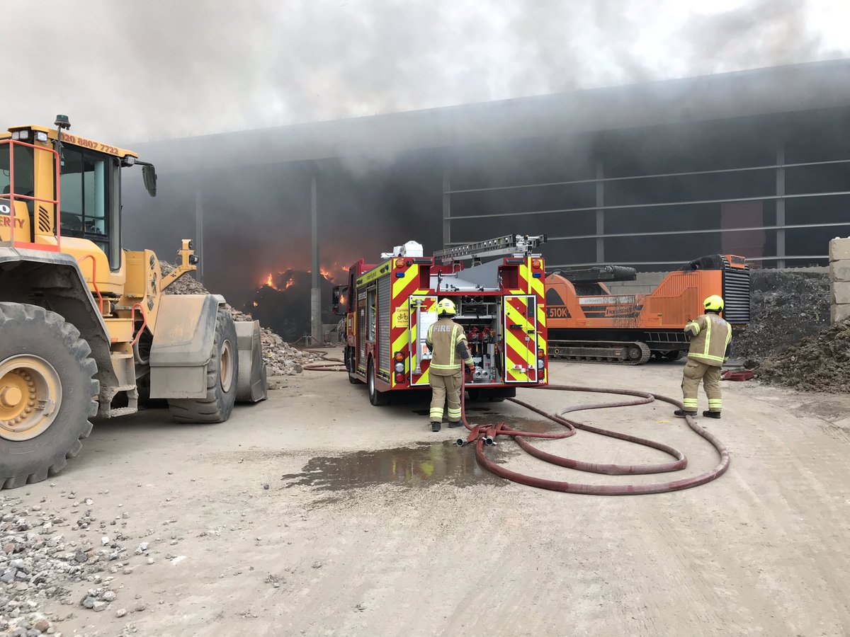 HaringeyLFB's tweet image. At 1859 yesterday #Tottenham #BlueWatch were called to a fire on Nobel Road, #Edmonton, N18. This was a refuse storage area &amp;amp; 200 tonnes of rubbish alight. Crews worked hard with on site staff to prevent the fire from spreading. Details in link ➡️ london-fire.gov.uk/incidents/2019…
