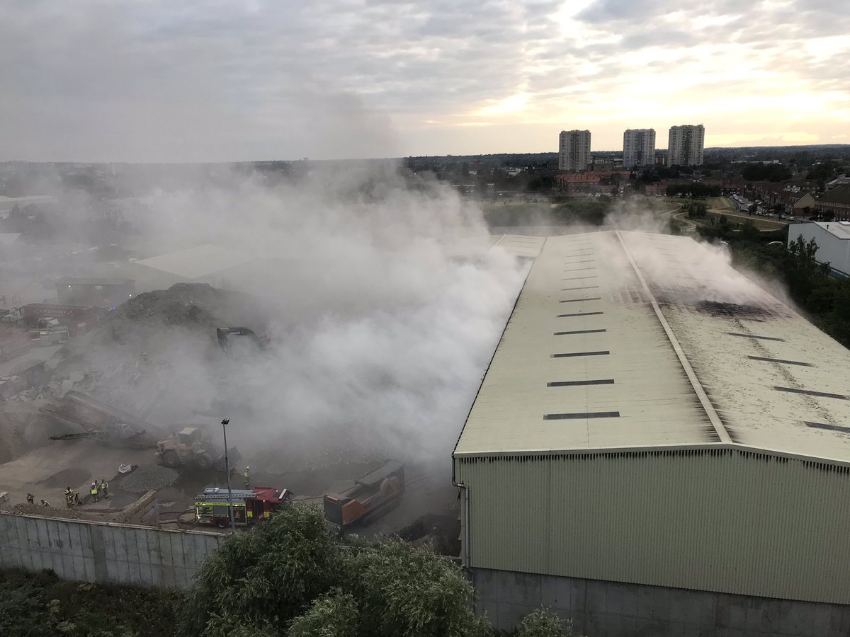 At 1859 yesterday #Tottenham #BlueWatch were called to a fire on Nobel Road, #Edmonton, N18. This was a refuse storage area &amp; 200 tonnes of rubbish alight. Crews worked hard with on site staff to prevent the fire from spreading. Details in link ➡️ london-fire.gov.uk/incidents/2019…