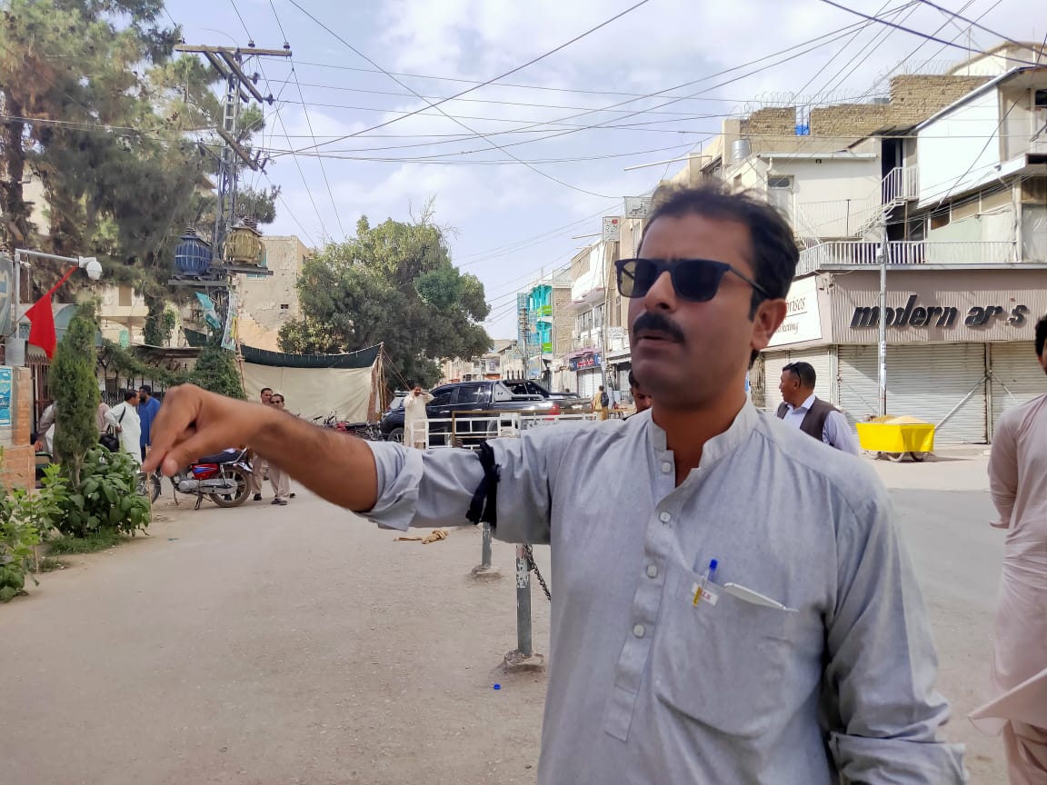 PPA_Balochistan's tweet photo. ڈاکٹر قطب ساگر، ڈاکٹر اسد خان اور ڈاکٹر عطا محمد ناصر بلوچستان فارماسسٹس الائنس کے پریس کلب کے سامنے احتجاج سے خطاب کر رہے ہیں۔
@QutabSagar @PharmacistAssad @attanasar4 @Senator_Baloch @jam_kamal @LiaquatShahwani @ZA_Buledi @MZayrai @farahsyed07 @ZiaKhanqta @ZehriiiBaloch https://t.co/GCmq7IlHR1