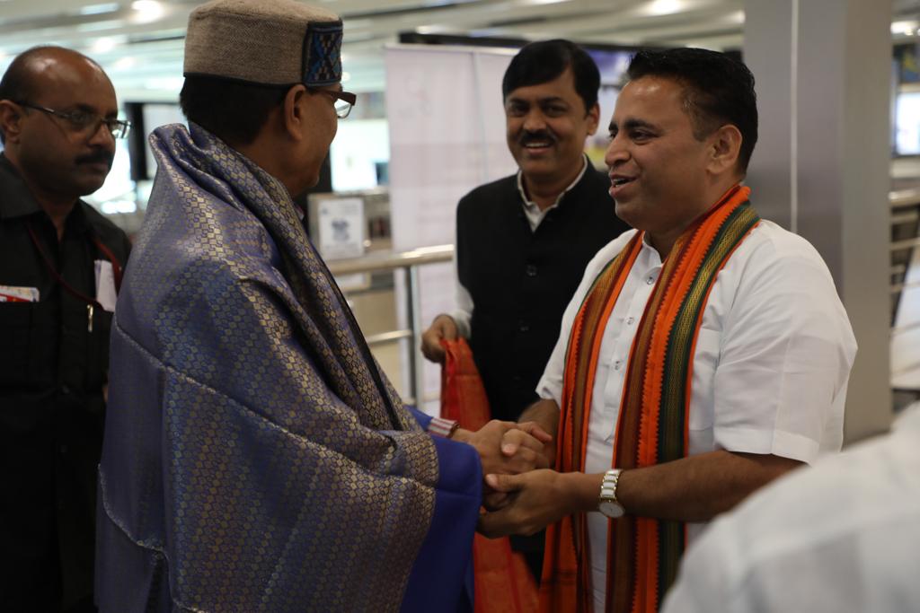 ఈ రోజు వివిధ కార్యక్రమాలు హాజరవ్వడానికి విజయవాడ చేరుకున్న మధ్యప్రదేశ్ మాజీ ముఖ్యమంత్రి శ్రీ <a href="/ChouhanShivraj/">Shivraj Singh Chouhan</a> గారిని కలిసి వారిని స్వాగతించిన రాజ్యసభ సభ్యులు <a href="/GVLNRAO/">GVL Narasimha Rao</a> ,బీజేపీ ఆంధ్రప్రదేశ్ కో-ఇంచార్జి <a href="/Sunil_Deodhar/">Sunil Deodhar</a> ,మాజీ దేవాదాయశాఖ మంత్రి <a href="/UrsPMR/">Pydikondala Manikyala Rao</a> గార్లు.