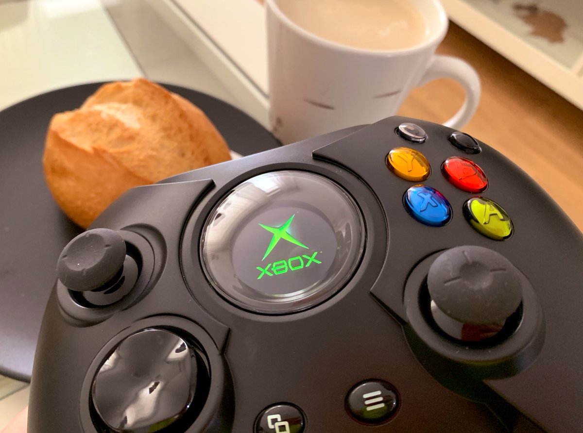 RonnyGolisch's tweet photo. Guten Morgen, jetzt #Brötchen 🥖 &amp; #Kaffee ☕️ dies ist der #HyperkinDuke #XboxOne #Controller aus meiner #Sammlung um 14 Uhr zeige ich euch wie #Alexa eure #Xbox steuert und ab 16 Uhr startet der #SubSunday auf #Twitch 🤪👍🏼 euch einen schönen #Tag. https://t.co/6jEugRgGlY