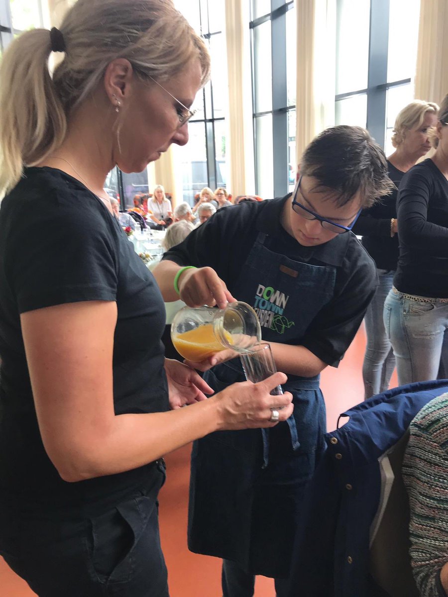DownTownLeusden's tweet photo. Druk aan het werk bij het biezenkampontbijt #leusden #wateemgezelligheid #dankondernemers #biezenkamp https://t.co/fx21UDvs01