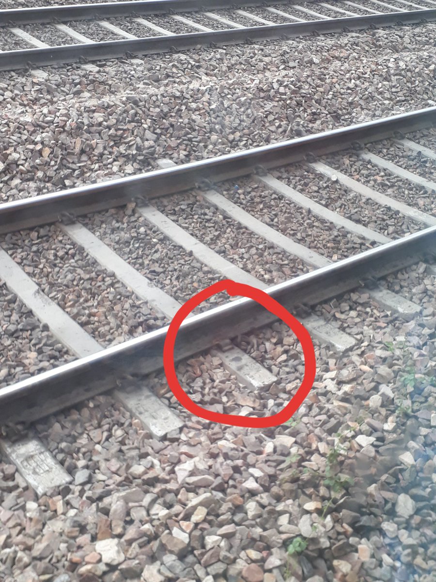 Its_Supriyo's tweet photo. Pandrol Clip Broken beside OHE post 1471/11 near Rundhi Station.
Please take note to prevent any mishaps.
@RailMinIndia https://t.co/UrfD1Sj2fn