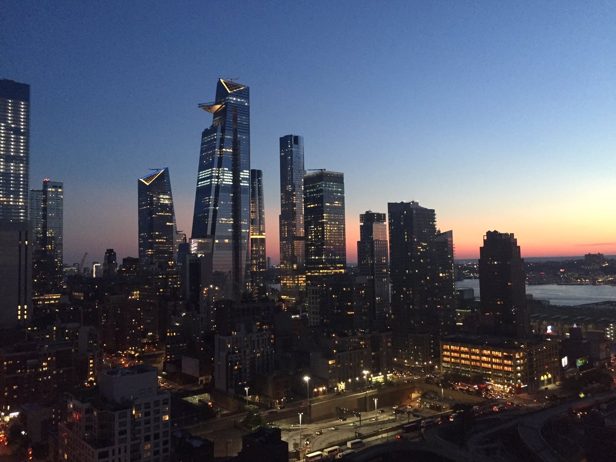 This was my view looking north (my building and one other, both running on generators, but the rest of Manhattan dark) and Hudson yards w/the sunset in the background looking gorgeous like nothing is happening #blackout #nycpoweroutage