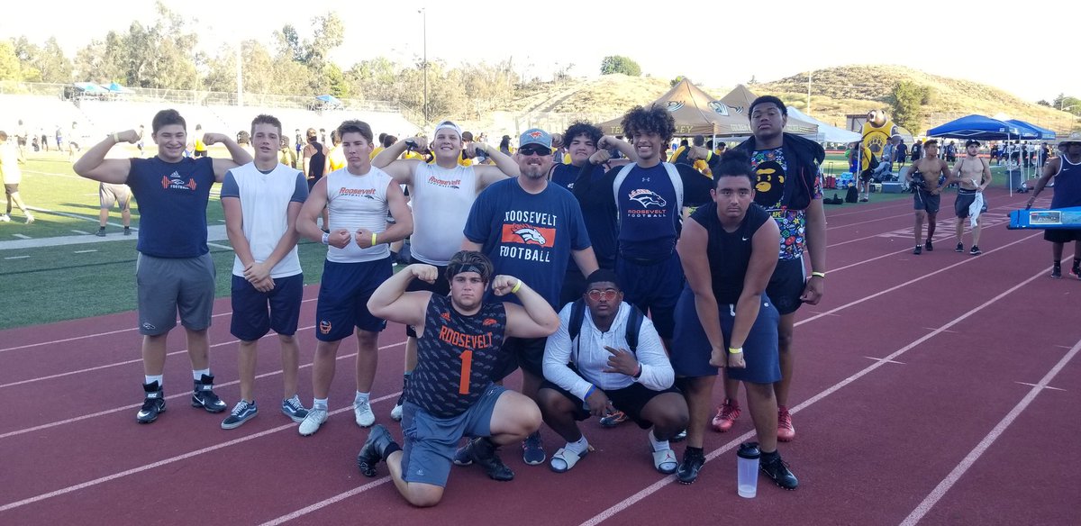 ErhsJ's tweet photo. The Boys after we won the Tug-O-War
#rooseveltmustangsfootball
#wearelinemen https://t.co/dnnGdKJagx