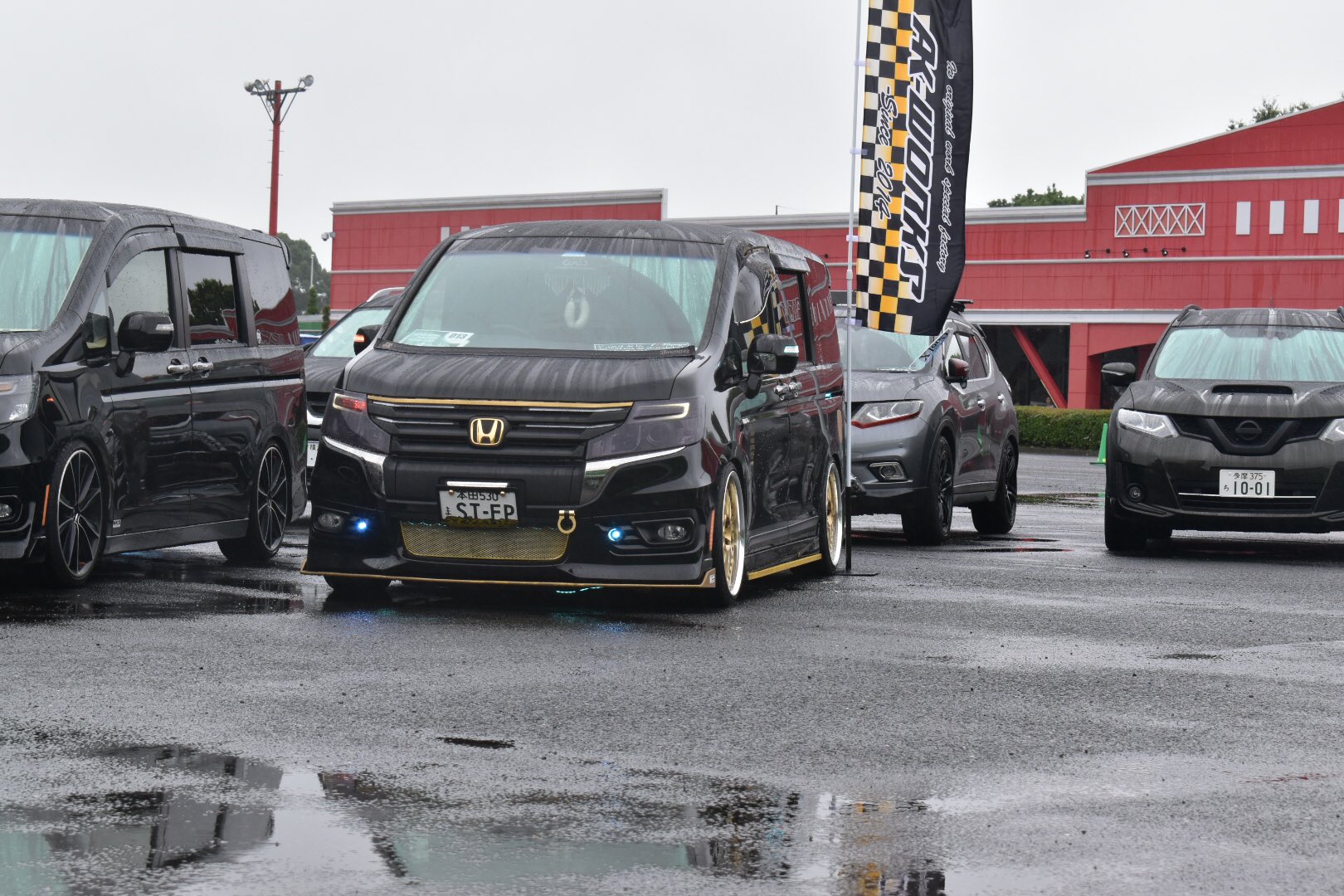 𝐒ᗩᵉkiic ꭵ Avm Ak Works Stepwagonspada ステップワゴンスパーダ Stepwagon ステップワゴン ステップワゴンrk Rk5 愛車 車 黒金style 改造車 カスタムカー ドレスアップカー ワンオフマフラー Sensebrand Workwheels ツライチ