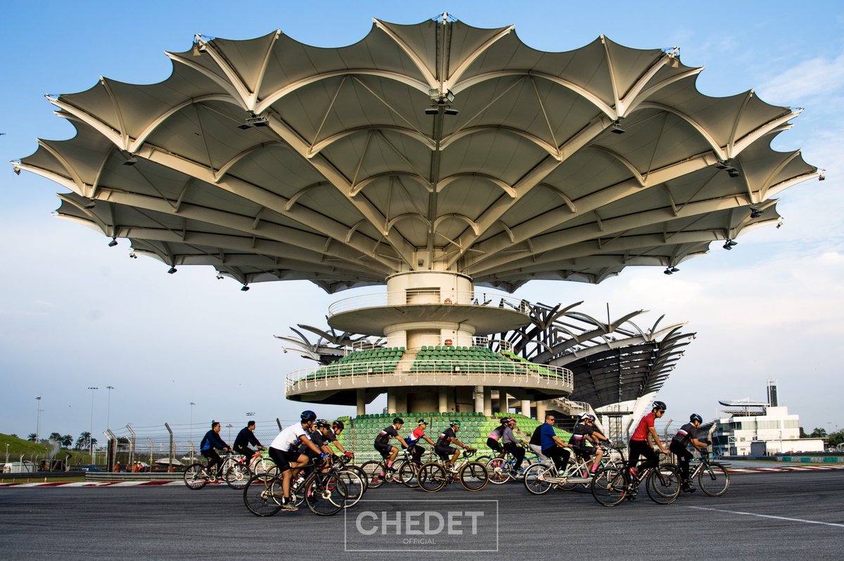 chedetofficial's tweet photo. Kayuh basikal di litar lumba Sepang International Circuit pagi tadi. Bila umur makin meningkat mesti luang masa bersenam supaya otot dan otak berfungsi dengan baik. https://t.co/GEoHUFHxVA